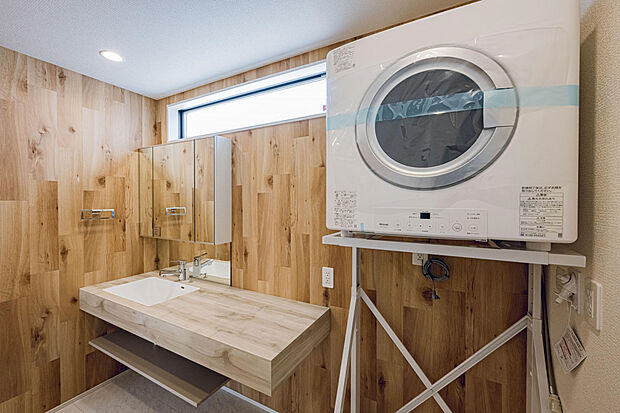 【洗面室　】ガス衣類乾燥機標準設置。リース設置ではないので、毎月のガス料金にガス乾燥機の代金が上乗せされることはありません。