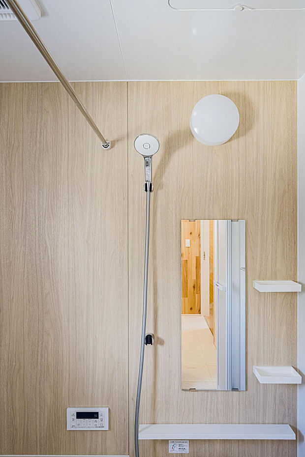 【浴室】空気を含んだ大粒の水滴が心地よい節水シャワー。カウンターは簡単に取り外して、まる洗いできます。