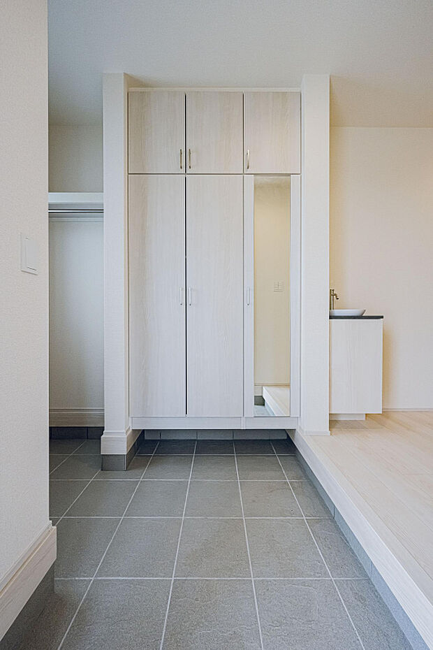 【1号棟:玄関】上質な石目調のカウンターとシンプルな真円形状の人工大理石製手洗いボウルを玄関脇に採用。衛生的な暮らしをサポート。