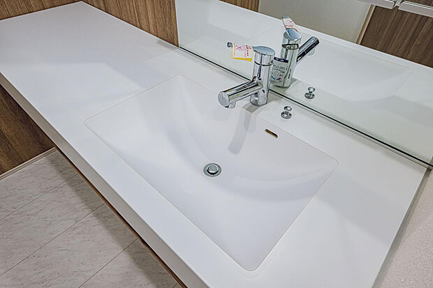 【1号棟:洗面室】　見た目の良さだけでなく、耐久性・耐薬品性・耐汚染性に優れ、お手入れのしやすいサニタリーです。