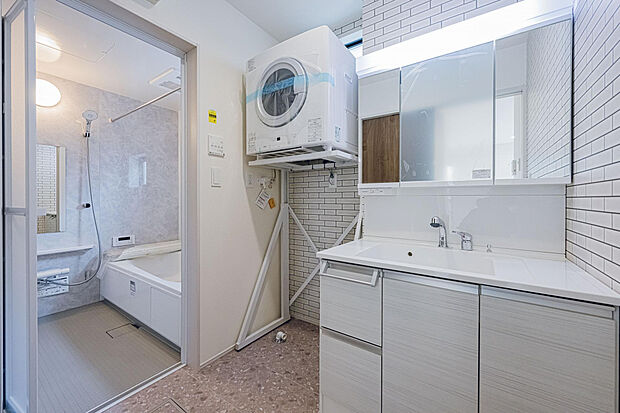 【3号棟:洗面室】水ハネ軽減やコップ等の置き場として900ワイド洗面化粧台。 