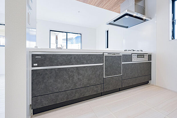 【3号棟:キッチン】キッチンはフルオープンタイプ。視界を遮るものがないため、広さを一層感じられます。