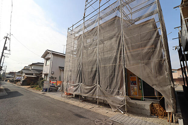 【上棟写真】　限定1棟・南区当新田エリア！敷地面積約45.74坪、庭付き「4LDK」の新築戸建です。国道2号線・30号線へのカーアクセス◎JR宇野線「備前西市」駅まで徒歩20分の立地です。