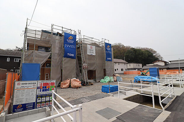 【上棟:右（4）・左（5）号棟】　全5棟太陽光パネル搭載物件　日中、太陽光で発電した電気をご自宅で使うことで電力会社からの電気購入量を減らすことができます。