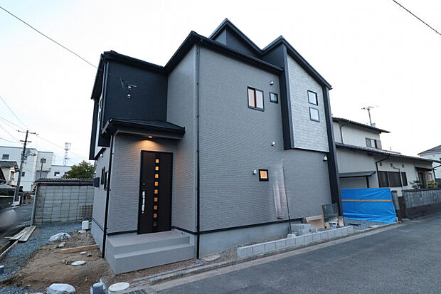 【足場解体後の外観】　限定1棟！新築「4LDK」の住まいが誕生しました。見る角度によって印象が変わる、立体的な外観デザインです。