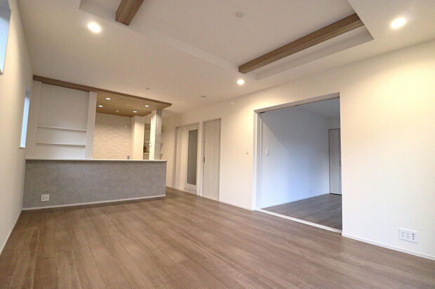 【LDK】　おしゃれなデザインのLDKは17.0帖の広さ。洋室が隣接しており、扉を開ければさらに開放的な空間として利用できる設計です。