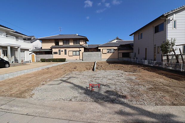 【現地写真】　左（1）号棟・右（2）号棟　★前面道路約7.4m公道★