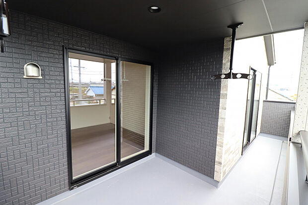 【【バルコニー/2号棟】】5.5帖・8.0帖の洋室に跨る南向きバルコニーです。シーツや布団などの大きな物もしっかりと干せ、乾きも期待できそうです。