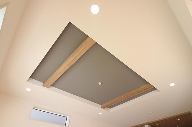 【【折上天井/2号棟】】リビング上部は、開放感溢れる折上天井を採用◎天井高に変化をつけることで空間にメリハリが生まれます。