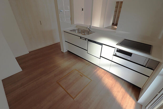 【キッチン】しまいやすいスライドタイプ、大きな鍋などの調理器具や、調味料も出し入れしやすいですね。