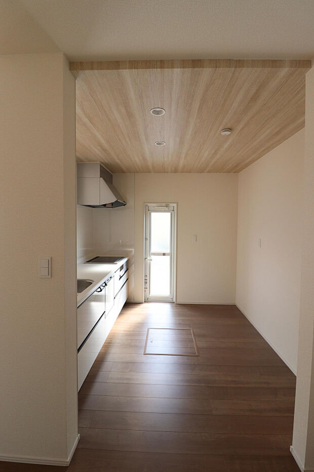 【キッチン】キッチンの空間にはポップアップ天井でメリハリのある設計!