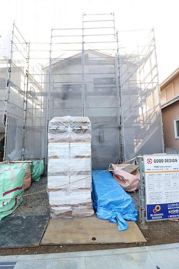 【【上棟写真/1号棟】】全居室フローリング仕様で、ご家族に個室を振り分けやすい住まいです。LDKの一角には、ワークスペースやテレワークに便利な半個室空間を設置しています。