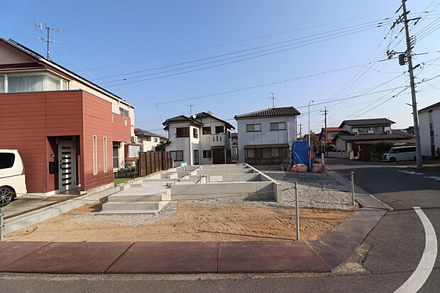 【【現地写真（基礎工事完了）】】繰り返される地震に強い「制震ダンパー」を搭載したこだわりの住まいです。穏やかな暮らしが叶う、第一種低層住居専用地域内に位置しています。