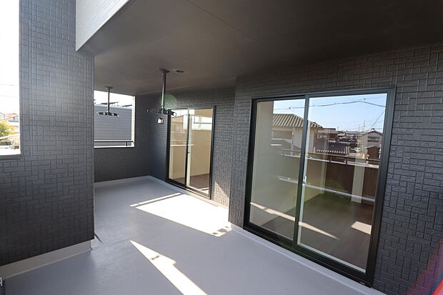 【【1号棟:インナーバルコニー】】洋室2部屋（7.5帖・6.0帖）から出入り可能。物干し金物付きのため、シーツや布団などの大きな物もしっかりと干せ、乾きも期待できそうです。