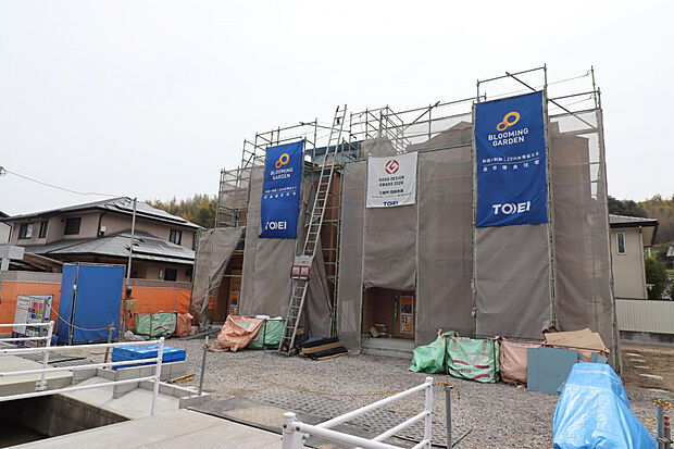 【【上棟:右(4)・左(5)号棟】】全5棟太陽光パネル搭載物件　日中、太陽光で発電した電気をご自宅で使うことで電力会社からの電気購入量を減らすことができます。