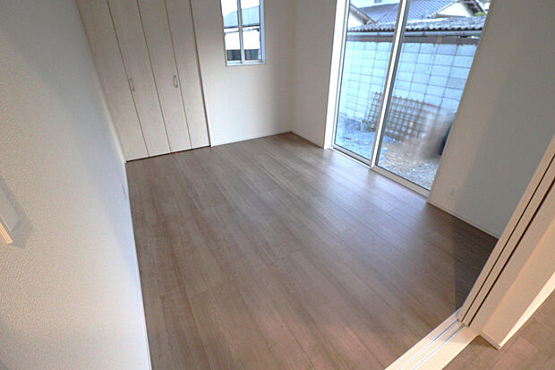 【【1階洋室（6.0帖）】】LDKに隣接した6.0帖の洋室です。寝室としてはもちろん、仕事部屋や趣味部屋など、ライフスタイルに合わせてご活用いただけます。