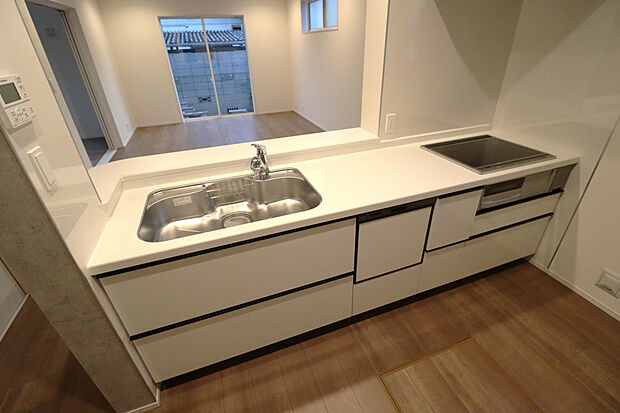 【【キッチン】】シンプルで清潔感のあるホワイトカラーのシステムキッチン。対面仕様のため、ご家族の様子を伺いながら調理ができます。