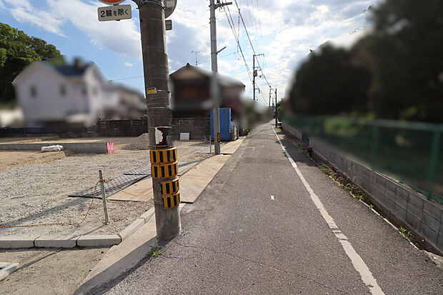 【【現地写真】】北側前面道路約4m。敷地と道路との高低差がほとんど無く、車の入出庫もスムーズに。