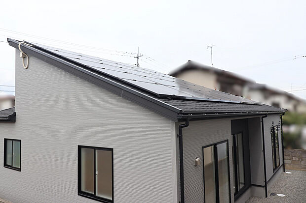 【【外観写真】】屋根にはエコで経済的な暮らしをサポートする、太陽光パネルを設置しています。周囲には高い建物がなく、パネルに太陽光が届きやすい環境です。