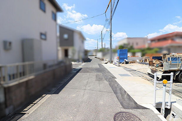 【【現地写真:基礎工事中】】前面道路は南側幅員約4.0mの公道。リビングやバルコニーに、陽光が差し込みやすい住環境です。道路との高低差がほとんどなく、お車の出し入れがスムーズです。