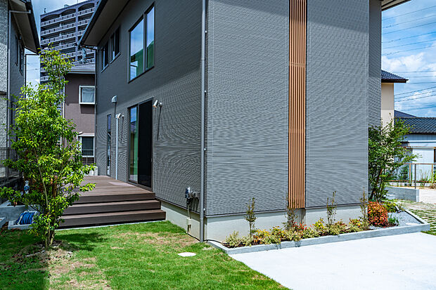 【ウッドデッキ】リビングからつながるデッキには目隠し用の植栽があり、アウトドアリビングとしても楽しめる