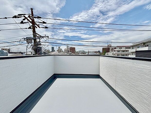 スカイバルコニー。眺めも良く、大きな洗濯物も広げて干せます。