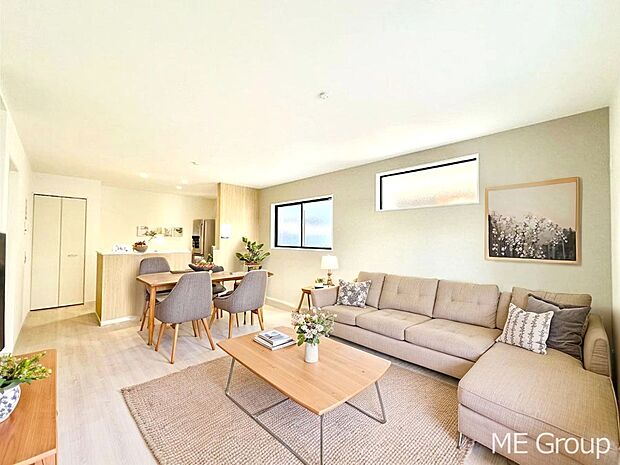 ご家族の賑やかな話し声で包まれる明るいリビング ※家具はCGです