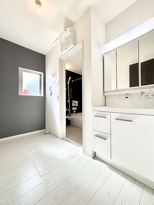 清潔感のある快適空間です。毎日の身支度も気持ち良くお使い頂けます。