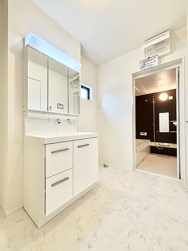 ゆとりの洗面スペースで朝の身支度もスムーズに