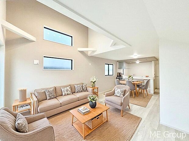 ご家族の賑やかな話し声で包まれる明るいリビング ※家具はCGです