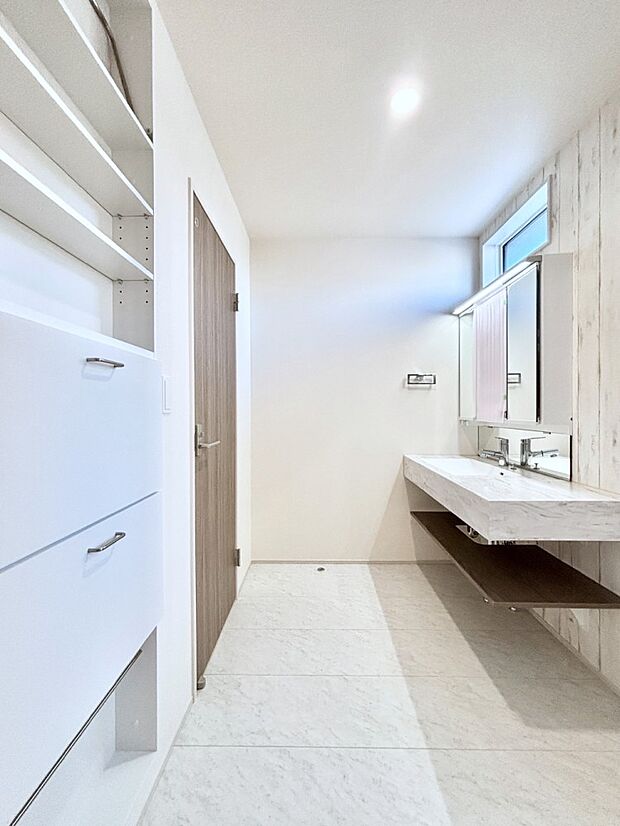 ゆとりの洗面スペースで朝の身支度もスムーズに