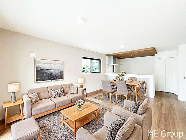 落ち着いた雰囲気のLDKは家族みんなの快適空間※家具はCGです