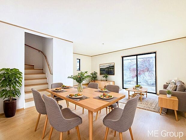 ご家族の賑やかな話し声で包まれる明るいリビング ※家具はCGです