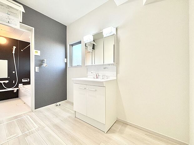 明るい洗面所は毎朝の身支度も楽しくできちゃいそうです。