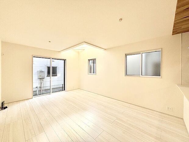 明るい陽光が注ぎ、寛ぎの雰囲気に満たされるダイニング。   