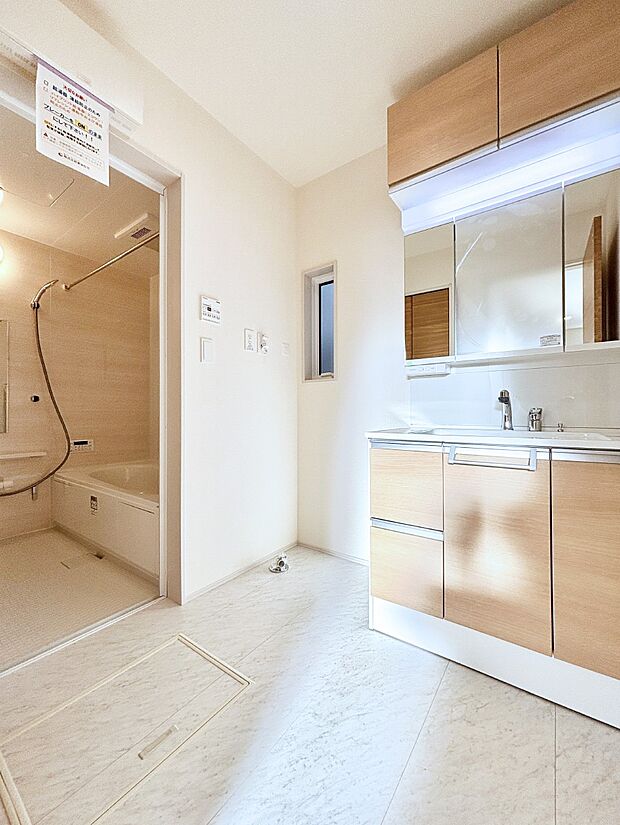 小窓がついているので湿気の多い場所でも換気が十分行えます。毎日の身支度を気持ち良く！