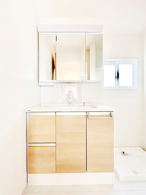 三面鏡キャビネット・シャワー付き洗面化粧台で忙しい朝の身支度もスムーズに!