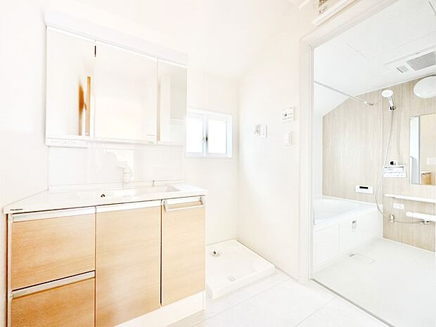 柔らかな朝の光を感じられる窓がついた洗面室