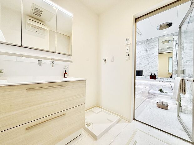 清潔感ある洗面化粧室で朝の身支度も快適