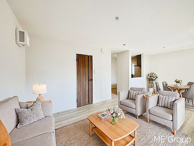 ご家族の賑やかな話し声で包まれる明るいリビング  ※家具はCGです　