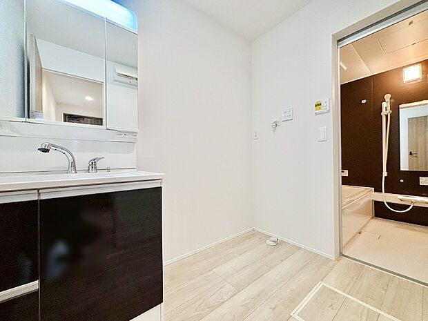 身支度もスムーズにおこなえる脱衣場    　