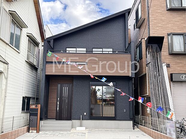 アクセントカラーがオシャレなシンプルモダンスタイル。 