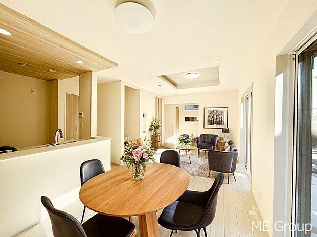 ご家族の賑やかな話し声で包まれる明るいリビング  ※家具はCGです