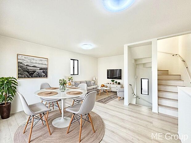 ご家族の賑やかな話し声で包まれる明るいリビング  ※家具はCGです