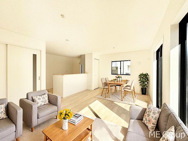 大きな窓からたっぷりの陽光と風を感じられるリビング※家具はCGです  