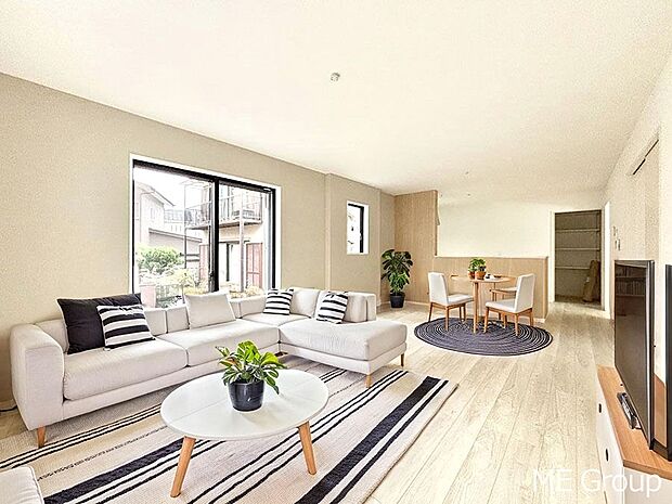 ご家族の賑やかな話し声で包まれる明るいリビング  ※家具はCGです