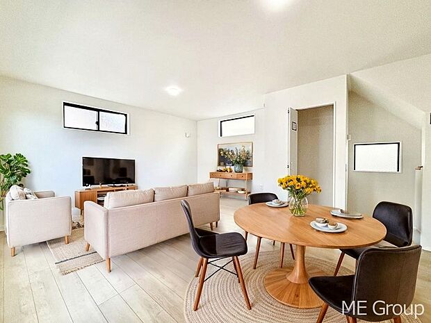 ご家族の賑やかな話し声で包まれる明るいリビング  ※家具はCGです