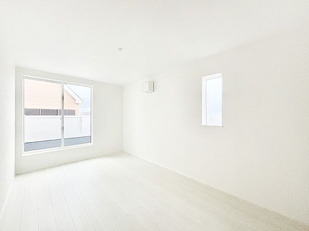 バルコニーが明るさと開放感を演出！朝スッキリと目覚められそうですね。