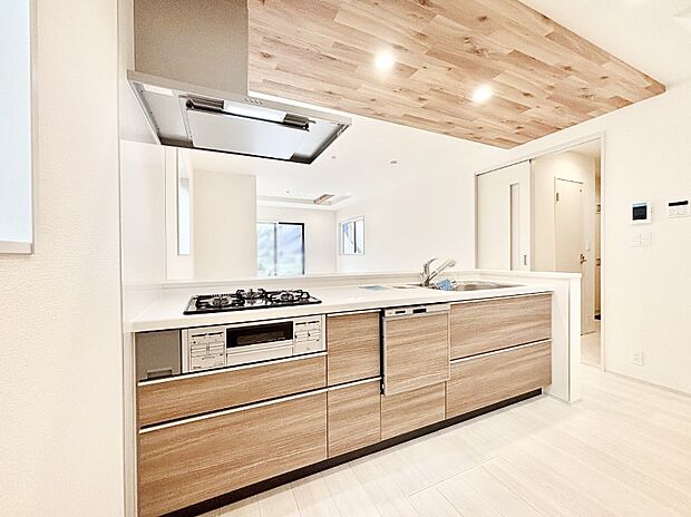 カウンター越しに楽しいおしゃべり。いつものお料理がもっと美味しくなりそうですね