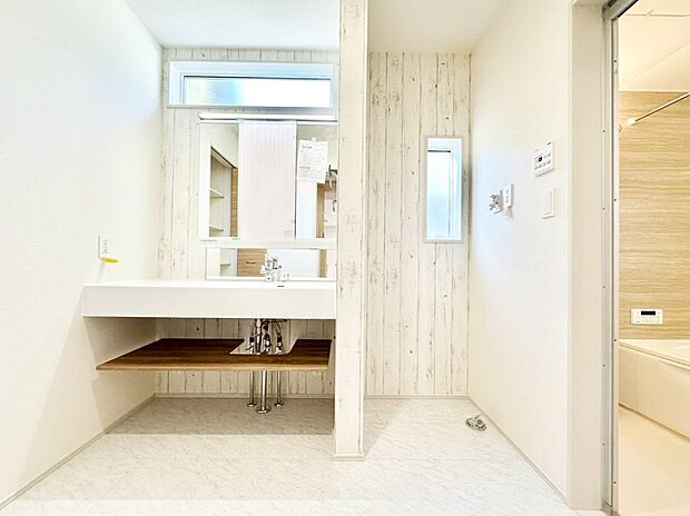 清潔感ある洗面化粧室で朝の身支度も快適